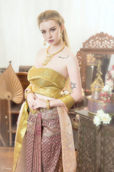 Nữ thần 18 tuổi Thái Lan gây tranh cãi khi mặc đồ truyền thống