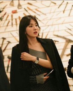 Song Hye Kyo khiến fan phát sốt vì hiếm hoi mặc hở