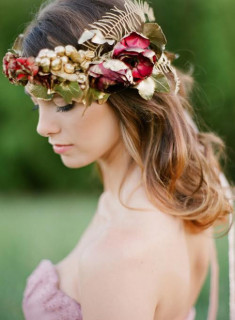 Thay vì phụ kiện cầu kỳ, phái đẹp đua nhau chọn hoa quả tươi trang trí tóc ngày cưới