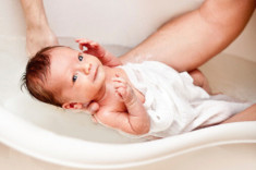 Cách tắm cho trẻ sơ sinh vừa sạch vừa an toàn, mẹ nào cũng cần học