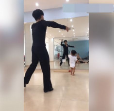 Con trai Khánh Thi ‘cong mông’ tập nhảy với bố mẹ hết sức đáng yêu