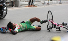 Giải đua xe đạp quốc tế từ TP Đà Nẵng đi TP Huế: Một tay đua bị đồng nghiệp cán rạn xương