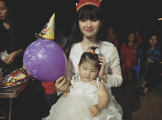 Mẹ nuôi 9x tổ chức sinh nhật 2 tuổi hoành tráng cho bé gái Lào Cai, tiết lộ người thật sự chăm sóc bé