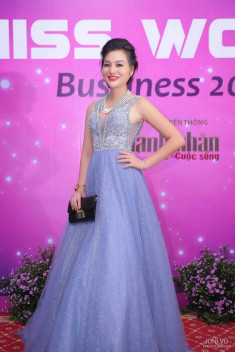Nữ hoàng Trần Huyền Nhung chạy show từ sự kiện ra sân bay để đi Nhật