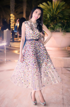 Thủy Tiên, Phạm Băng Băng rạo rực sắc xuân với váy hoa 3D bay bổng