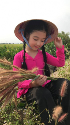 Tiểu mỹ nhân đẹp nhất Việt Nam lại khiến fan ngây ngất khi mặc áo bà ba