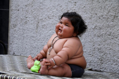 Ăn gấp 4 lần bình thường, bé gái nặng 17kg khi mới... 8 tháng tuổi