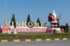 Cư dân Vinhomes Riverside tất bật trang hoàng nhà cửa đón Giáng Sinh