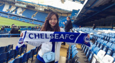 Fan nữ xinh đẹp của Chelsea dành cả thanh xuân thăm 14 SVĐ nổi tiếng nhất thế giới