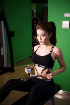 Huyền My khóa mình trong phòng gym để có cơ bụng sexy trước thềm Miss Grand