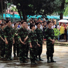 Lộ diện hot boy mặc áo lính chụp chung với Sơn Tùng – MTP gây sốt
