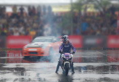  Nữ tay lái môtô mạo hiểm biểu diễn tại Việt Nam 