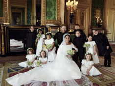 Bí mật không ngờ đằng sau chiếc ghế sofa xanh xuất hiện trong ảnh cưới của Hoàng tử Harry