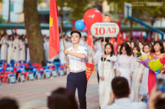Lộ danh tính ‘hot boy cầm cờ điển trai nhất lịch sử’ trường THPT Phan Đình Phùng