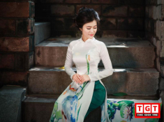 Bà mẹ một con Hà Thành kiều diễm như mỹ nữ tuổi đôi mươi trong tà áo dài xưa