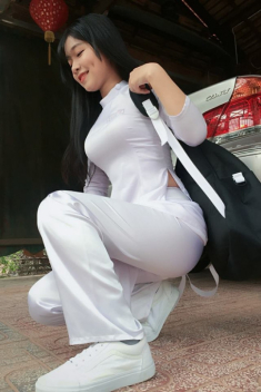Bị ‘ném đá’ vì mang sneaker khi mặc áo dài, đây là cách mà hàng loạt nữ sinh phản pháo