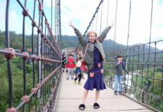 Chị em Việt quả là nhanh thay lòng đổi dạ, đôi dép từng chê tơi bời giờ lại đua nhau đi