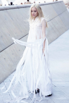Cùng diện sắc trắng nhưng Fung La và Bảo Trân mang đến 2 thái cực khác nhau tại Seoul Fashion Week
