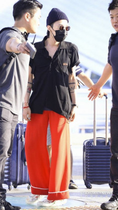 Fan hoang mang khi thấy thần tượng G-Dragon mặc ‘quần ngủ’ ra sân bay