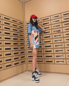 Hương Giang, Tú Hảo bất ngờ đụng hàng kẻ 8 lạng người nửa cân