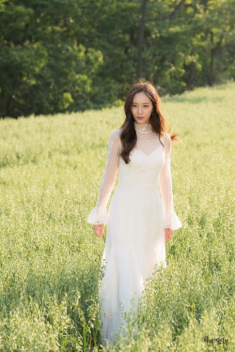Mặc toàn đồ xịn và sở hữu nhan sắc xinh đẹp, thảo nào Krystal lại nổi hơn cả nữ chính trong ‘Cô dâu thủy thần’