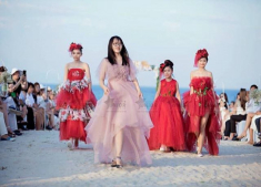 NTK Thảo Nguyễn bế con trai lên sàn catwalk cùng dàn công chúa đáng yêu!