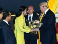 Nữ sinh xinh đẹp được tặng hoa cho Tổng thống Trump là ai?