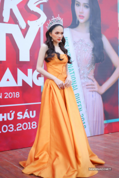 Phạm Hương giữ nguyên đẳng cấp mặc đẹp, Hương Giang Idol và H‘Hen Niê lọt top sao mặc xấu tháng 3
