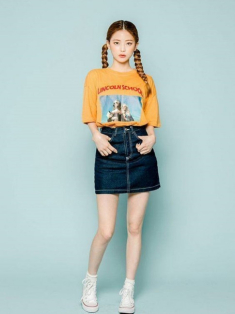Phong cách dạo phố với váy jeans ‘thần thánh’ không phải lo ngại ngày mưa bão