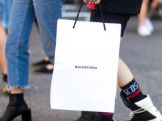 Thêm chiếc sơ mi bổ sung vào BST sản phẩm “lầy” nhất hành tinh của Balenciaga