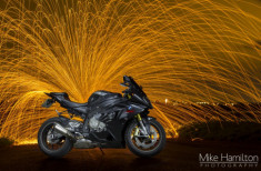 BMW S1000RR đen nhám tạo dáng trên mọi cung đường