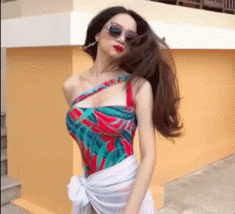 Hoa hậu Hương Giang khoe đường cong rực lửa catwalk điêu luyện cùng với bikini