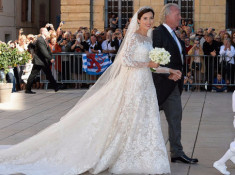 Hoa mắt với váy cưới ấn tượng của các cô dâu Hoàng gia khắp thế giới