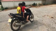 Phụ huynh hoảng sợ trước cảnh bé gái 10 tuổi ở Hòa Bình chở em phóng xe máy vun vút