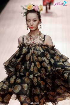 Địch Lệ Nhiệt Ba khiến fan hoảng hốt vì “chọn nhầm” trang phục, xuất hiện như cây nấm trên sàn diễn thời trang