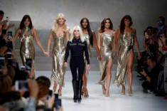 Michael Kors thâu tóm toàn bộ cổ phần của Versace sau khi chi 2,2 tỷ USD để mua lại