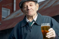 Người cao tuổi nên giảm uống rượu vì các vấn đề sức khỏe