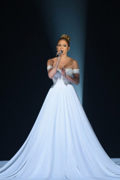 Tròn mắt trước váy đổi màu kỳ diệu của Jennifer Lopez