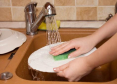4 mẹo giúp tìm lại đôi tay mịn như em bé sau những lần da khô ráp vì rửa chén