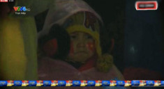 Biểu cảm sắp khóc của em bé Việt Nam trên khán đài khiến camera BTC không thể làm ngơ