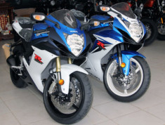  Cặp đôi Suzuki GSX-R 2011 ở Sài Gòn 