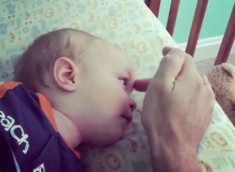 Mẹo vuốt ve sống mũi, dùng khăn giấy giúp bé ngủ ngon trong tích tắc
