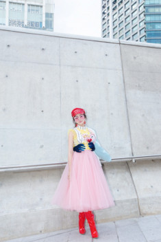 Thiên Nga The Face xuất hiện lộng lẫy, đầy màu sắc tại Seoul Fashion Week, được xướng danh trên Instagram của Vogue