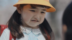 Video bé gái mếu khóc trong lần đầu tự đi học một mình hút gần 2 triệu lượt xem