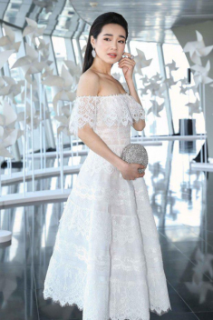 Giàu sang như Nhã Phương nhưng chỉ mua một chiếc túi xách từ ngày này đến ngày khác