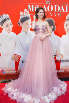 Ngọc Trinh dẫn đầu top sao mặc váy nhái ồn ào nhất năm 2017