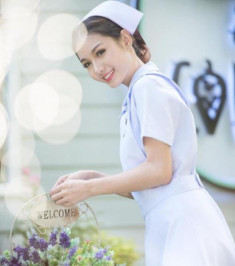 Phong cách đời thường của nữ y tá Thái bị sa thải vì... quá đẹp