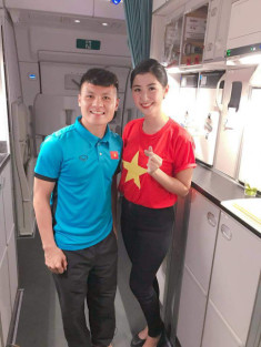 Bất ngờ: Nữ tiếp viên đi cùng tuyển AFF Cup VN từng thi Hoa hậu Việt Nam