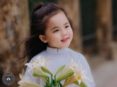 Bé gái 5 tuổi đáng yêu như thiên thần bên hoa loa kèn
