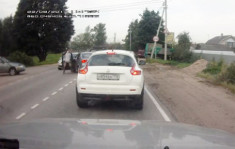  Đập điện thoại của nữ tài xế vì gọi điện khi lái xe 